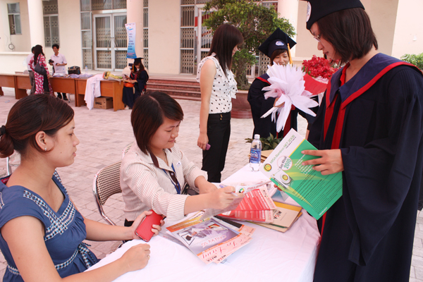 MISA Hà Nội tham dự: “Lễ trao bằng cử nhân và thạc sĩ năm 2011” tại trường ĐH Kinh tế – ĐH QG Hà Nội