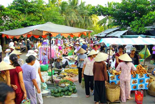 Thực phẩm lên giá do mưa bão và xăng tăng giá